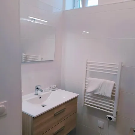 Apartment Beach Ac 1 Min Walking From The Sea - Freshly Renovated Nice